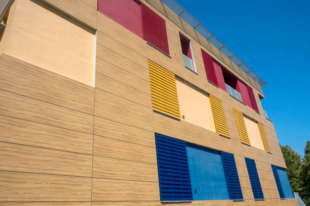 Edificio moderno a Ponsacco, esempio dell'architettura contemporanea del paese